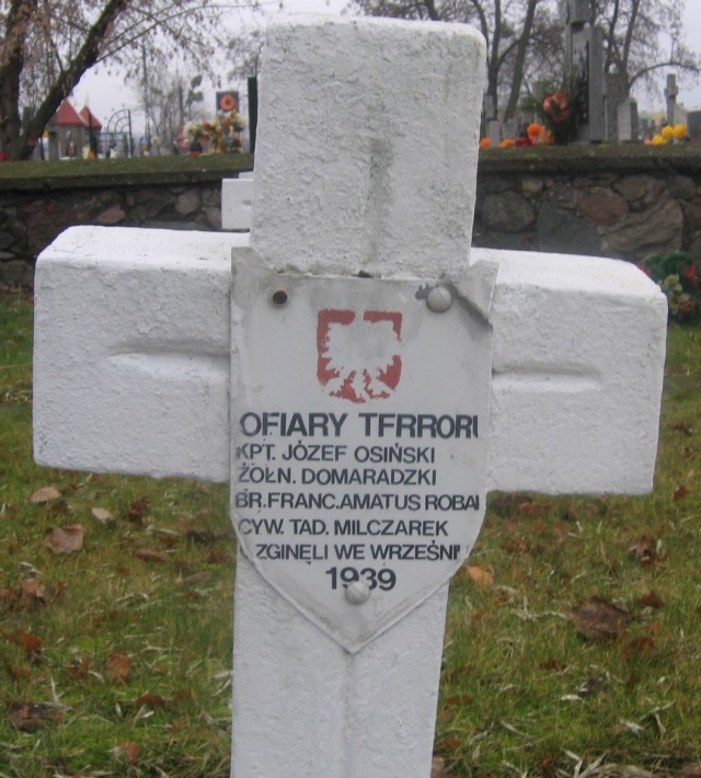 Tablica epitafijna na grobie m.in. franciszkanina z Niepokalanowa - Amatusa Marii Robaka rozstrzelanego przez Niemcw w Chodakowie 17 wrzenia 1939 r.