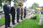 Przedstawiciele Stowarzyszenia Lokalna Grupa Dziaania Nad Bzur skadaj kwiaty na cmentarzu w Sochaczewie, ul. Traugutta.