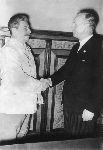Józef Stalin i Joachim von Ribbentrop, Moskwa, Kreml, 25 sierpnia 1939 (źródło: Wikimedia Commons).