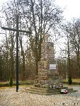 Kazu Nowy, pomnik-mauzoleum. Stan z dn. 26 marca 2018 r. (fot. Tomasz Kuran).